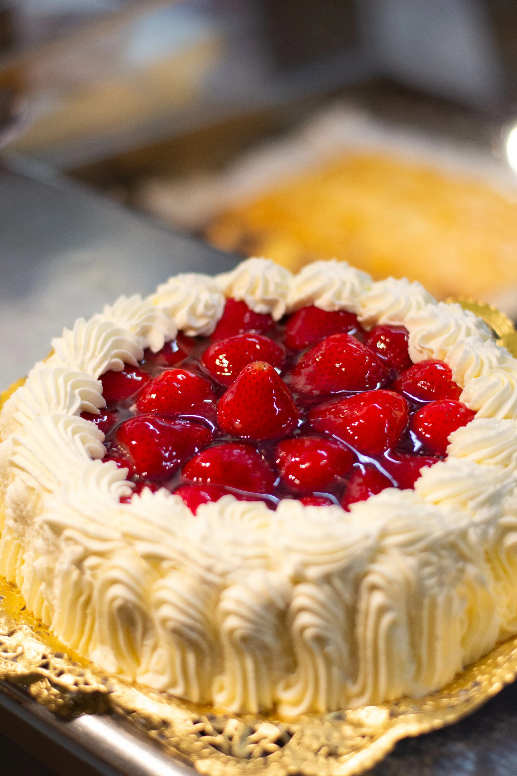 tarta redonda de fresas y nata