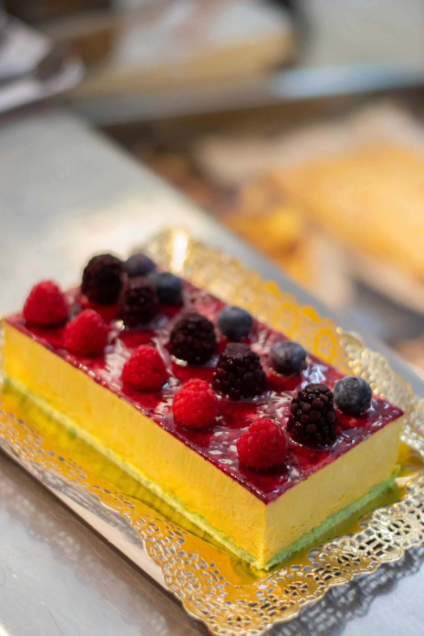 tarta de mango y frutas del bosque